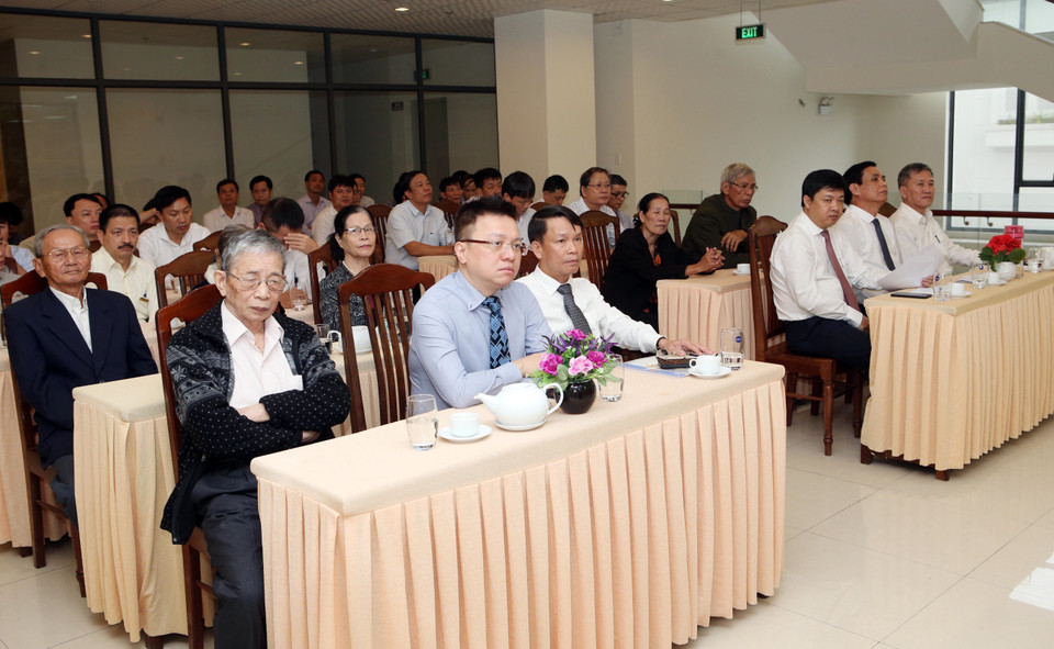 Lãnh đạo TTXVN và các đại biểu dự lễ khai trương Phòng truyền thống. (Ảnh: Trần Lê Lâm/TTXVN)