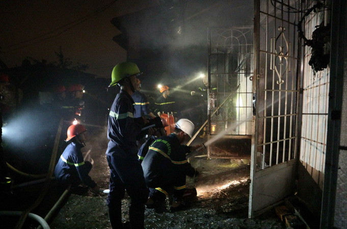  Hàng chục chiến sỹ cảnh sát phun nước khống chế ngọn lửa. (Ảnh: Nguyễn Dũng/TTXVN)