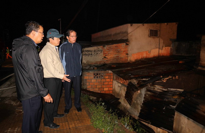 Ông Nguyễn Xuân Tiến, Bí thư Tỉnh uỷ cùng ông Đoàn Văn Việt, Chủ tịch UBND tỉnh Lâm Đồng đến hiện trường vụ việc. (Ảnh: Nguyễn Dũng/TTXVN)