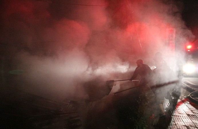 Lực lượng cảnh sát phòng cháy chữa cháy tiếp cận hiện trường vụ hoả hoạn. (Ảnh: Nguyễn Dũng/TTXVN)