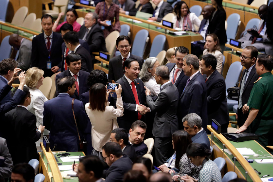 Trưởng đoàn Việt Nam, Thứ trưởng Bộ Ngoại giao Lê Hoài Trung (giữa trái) nhận lời chúc mừng của đại diện ngoại giao các nước sau khi kết quả bỏ phiếu cho thấy Việt Nam được bầu chọn là Ủy viên không thường trực HĐBA LHQ nhiệm kỳ 2020-2021, tại New York, Mỹ ngày 7/6/2019. (Ảnh: THX/TTXVN)