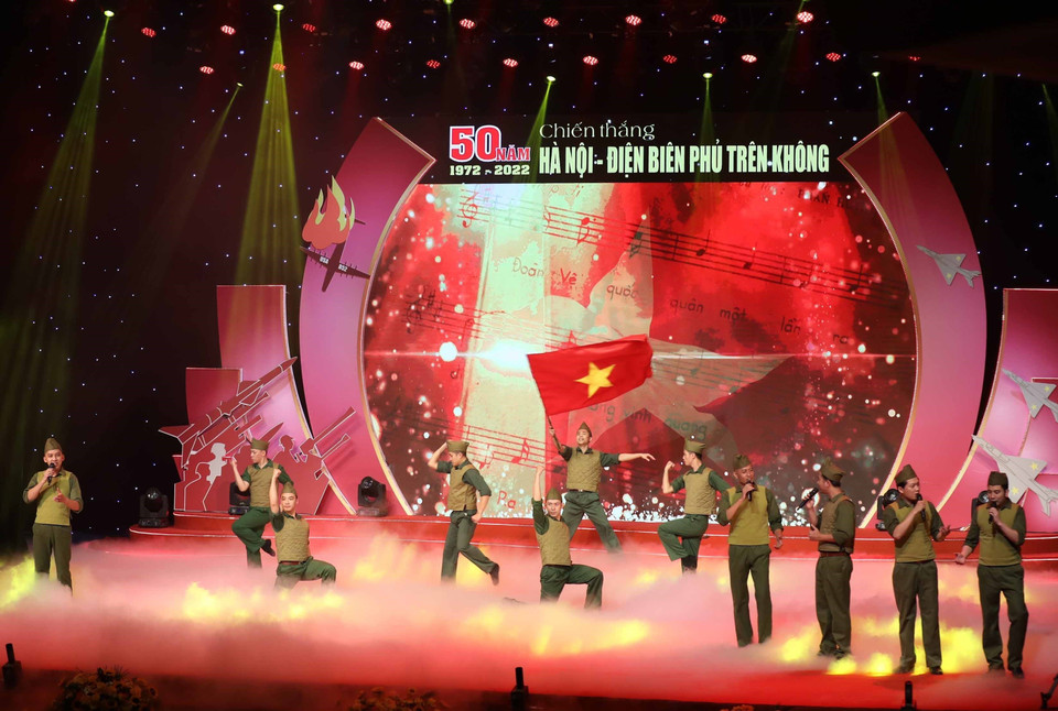 Liên khúc hát múa mở màn chương trình của các nghệ sỹ đến từ Nhà hát Ca múa nhạc Quân đội. (Ảnh: Thanh Tùng/TTXVN)