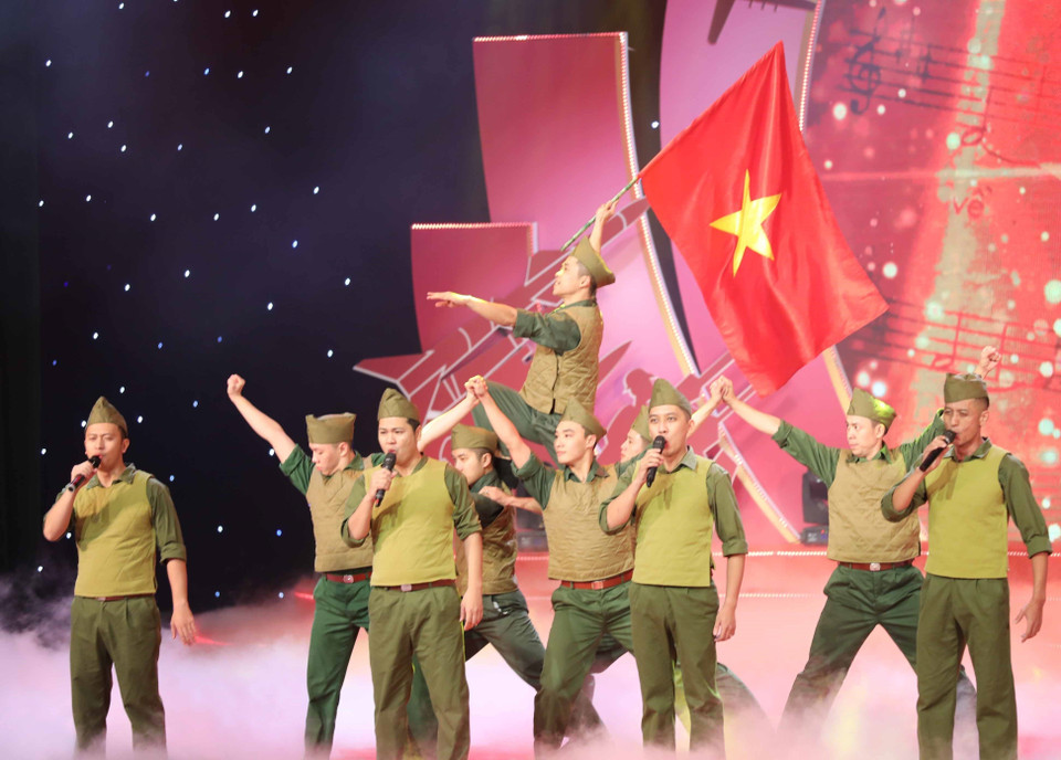 Liên khúc hát múa mở màn chương trình của các nghệ sỹ đến từ Nhà hát Ca múa nhạc Quân đội. (Ảnh: Thanh Tùng/TTXVN)