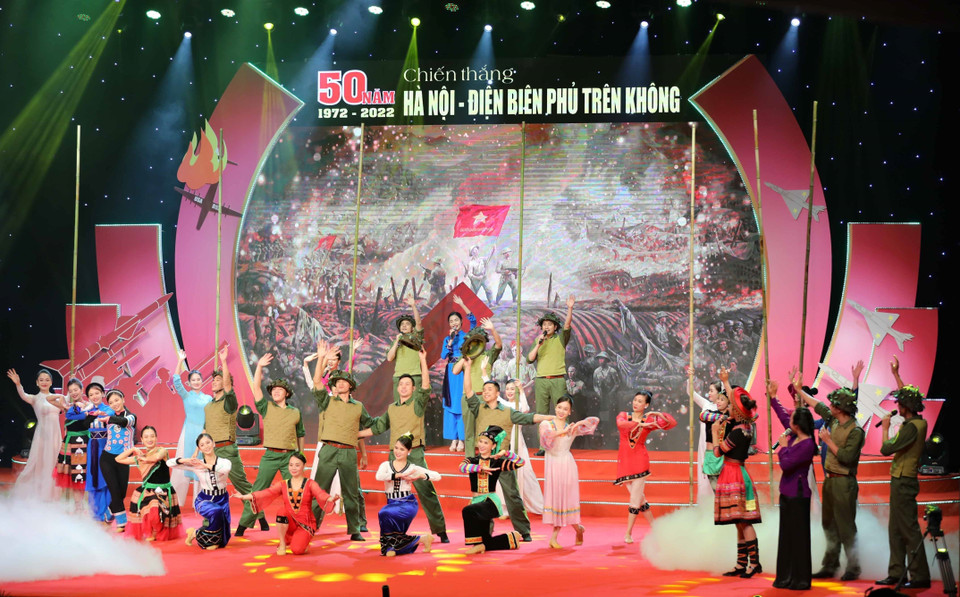 Các nghệ sỹ biểu diễn trong chương trình. (Ảnh: Thanh Tùng/TTXVN)