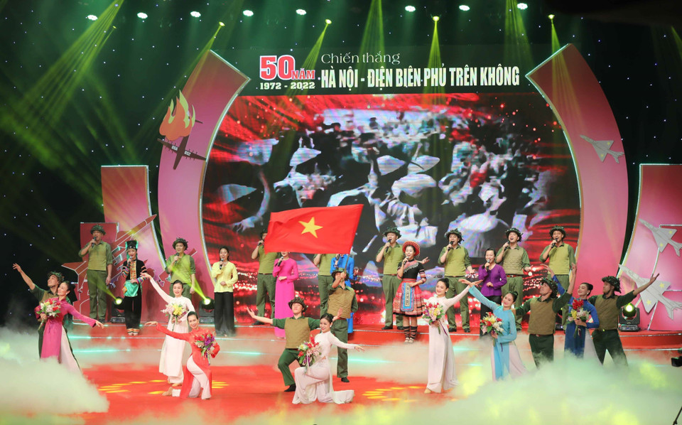 Liên khúc hát múa mở màn chương trình của các nghệ sỹ đến từ Nhà hát Ca múa nhạc Quân đội. (Ảnh: Thanh Tùng/TTXVN)