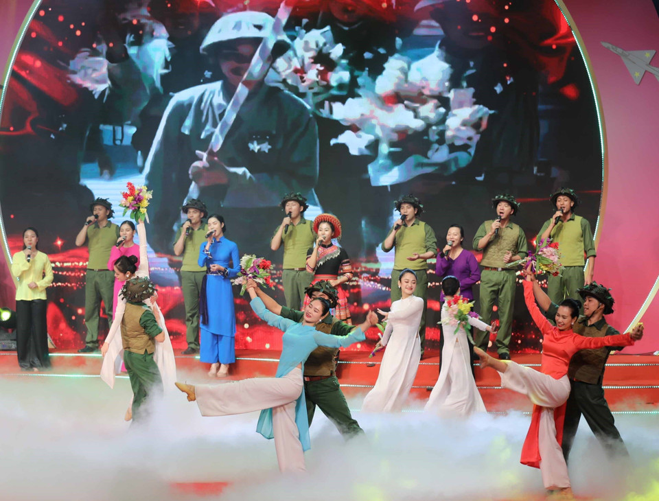 Chương trình đưa khán giả trở về với không khí bi tráng của Hà Nội tháng 12/1972, quân và dân Hà Nội đã viết tiếp bản hùng ca ngời sáng về chủ nghĩa anh hùng Cách mạng, làm nên chiến thắng oanh liệt mang tên “Hà Nội - Điện Biên Phủ trên không”. (Ảnh: Thanh Tùng/TTXVN)