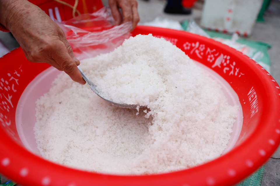 Bên cạnh những mặt hàng quen thuộc phục vụ đời sống dân sinh, phiên chợ còn bán muối, hải sản... và trầu cau để những bạn trẻ có cơ hội tìm được duyên lành trong Năm mới. (Ảnh: Minh Quyết/TTXVN)