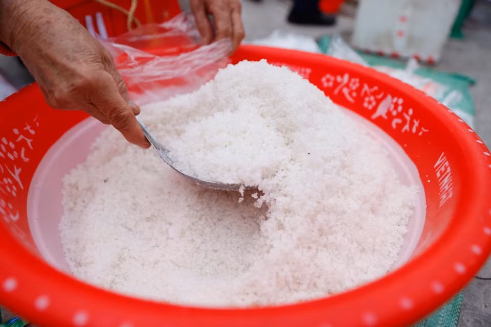 Bên cạnh những mặt hàng quen thuộc phục vụ đời sống dân sinh, phiên chợ còn bán muối, hải sản... và trầu cau để những bạn trẻ có cơ hội tìm được duyên lành trong Năm mới. (Ảnh: Minh Quyết/TTXVN)
