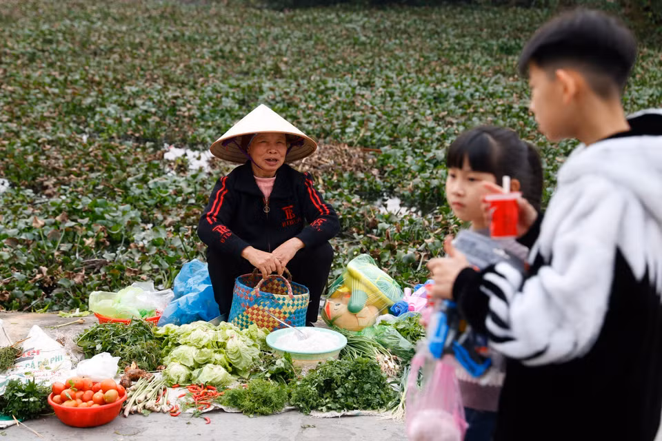 Khung cảnh chợ quê yên bình trong ngày đầu Năm mới. (Ảnh: Minh Quyết/TTXVN)