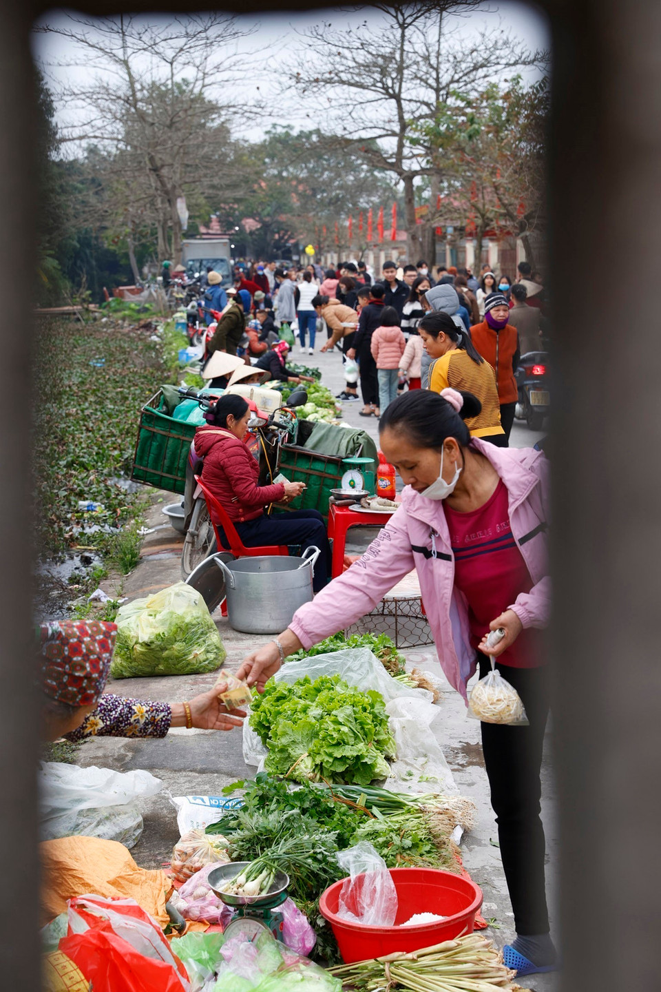 Khung cảnh chợ quê yên bình trong ngày đầu năm mới. (Ảnh: Minh Quyết/TTXVN)