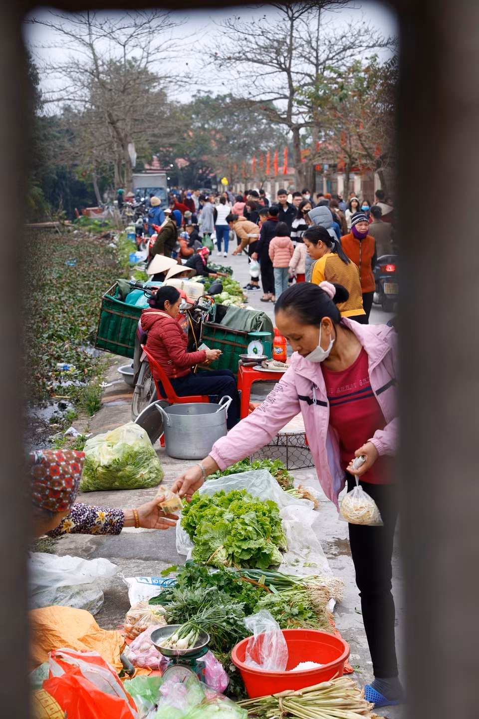 Khung cảnh chợ quê yên bình trong ngày đầu năm mới. (Ảnh: Minh Quyết/TTXVN)