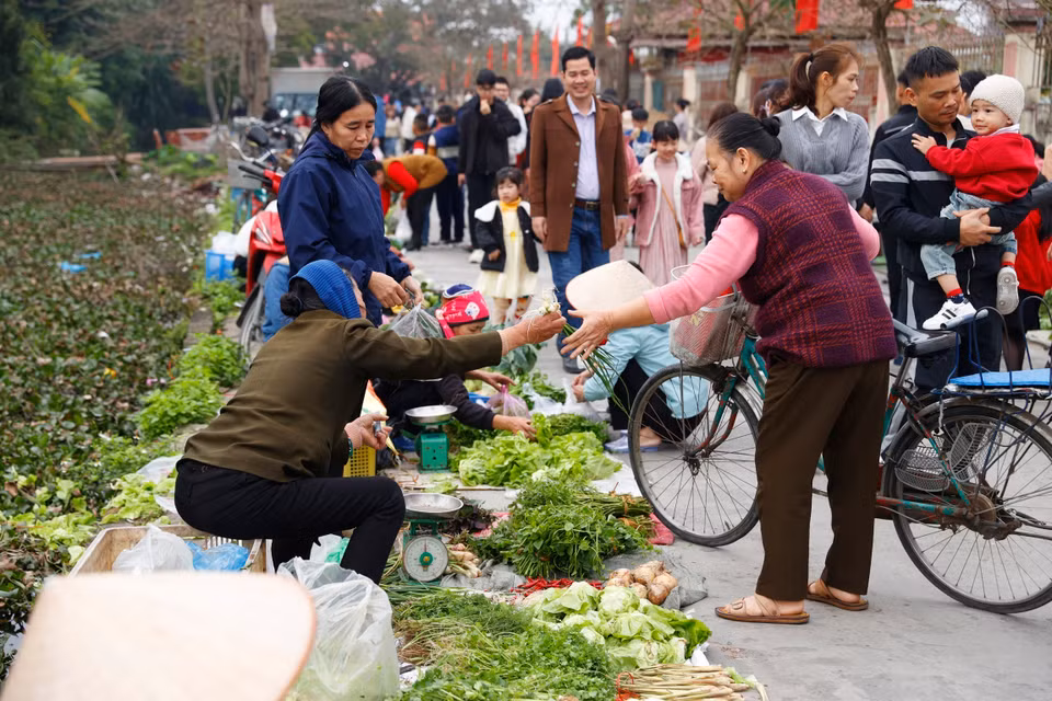 Khung cảnh chợ quê ngày đầu Năm mới. (Ảnh: Minh Quyết/TTXVN)