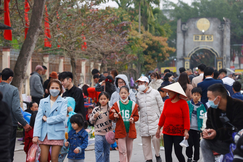 Thời điểm đông nhất khoảng 7h sáng, khi người dân trong làng và các vùng lân cận tìm về phiên chợ này để du Xuân, mua bán. (Ảnh: Minh Quyết/TTXVN)