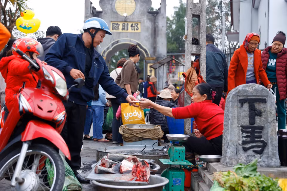 Phiên chợ đặc biệt gắn liền với sự tích Đình Cả và sự tồn tại của làng Bói. Mặc dù, trải qua những biến cố thăng trầm của lịch sử và sự đổi thay của làng quê, nhưng phiên chợ duy nhất hàng năm này vẫn được duy trì và ngày càng mở rộng. (Ảnh: Minh Quyết/TTXVN)