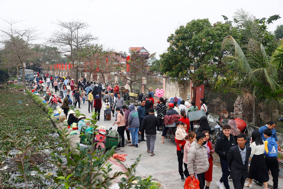 Phiên chợ chỉ họp duy nhất một ngày trong năm. (Ảnh: Minh Quyết/TTXVN)