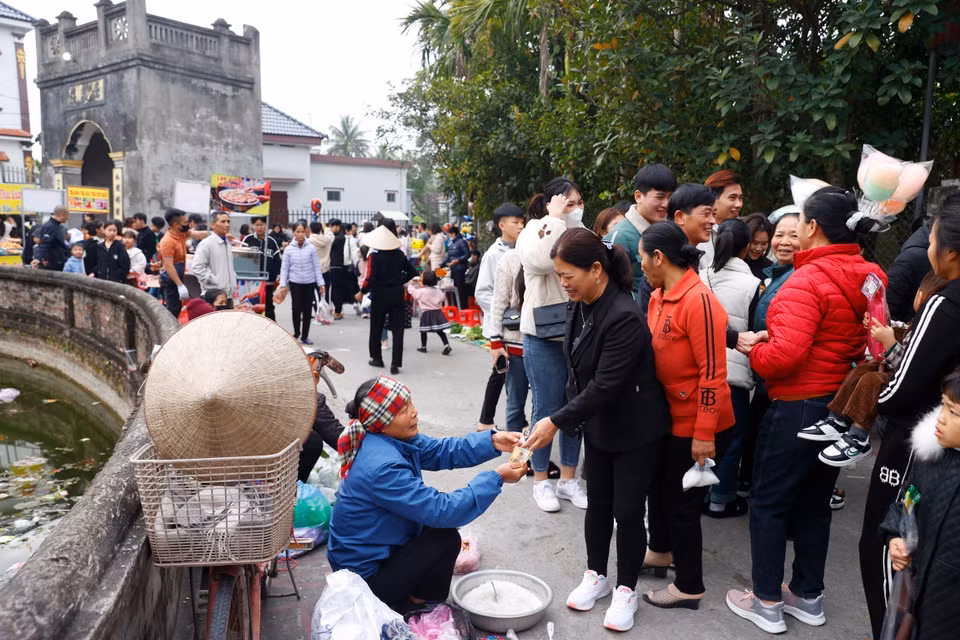 7h sáng là thời điểm đông nhất, khi người dân trong làng và các vùng lân cận tìm về phiên chợ này để du Xuân, mua bán. (Ảnh: Minh Quyết/TTXVN)