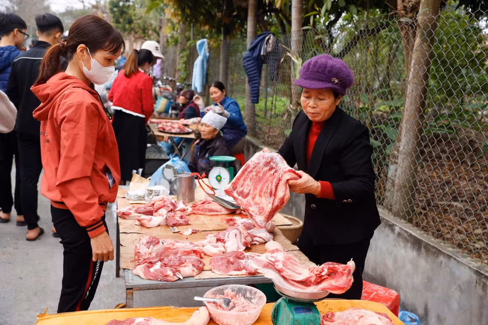 Phiên chợ không mặc cả, bán tất cả các mặt hàng. (Ảnh: Minh Quyết/TTXVN)