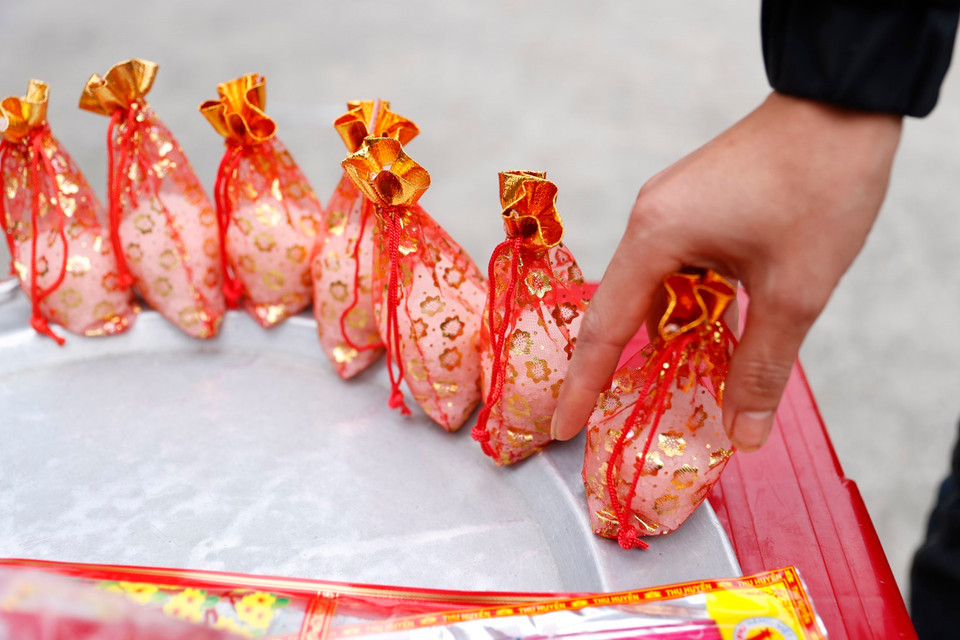 “Đầu năm mua muối”, một trong những thói quen của người làng Bói, cầu lấy may cho cả năm. (Ảnh: Minh Quyết/TTXVN)