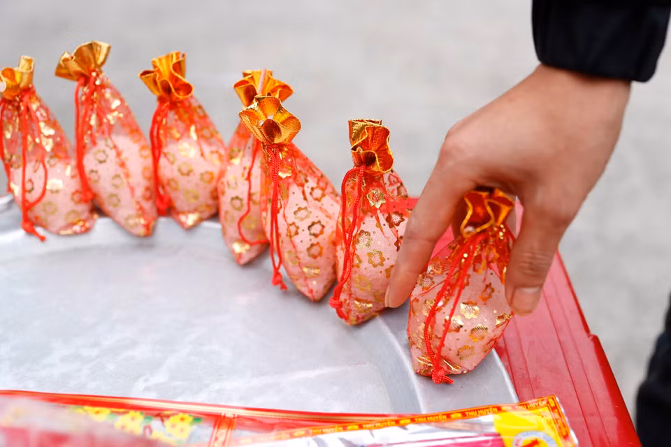 “Đầu năm mua muối”, một trong những thói quen của người làng Bói, cầu lấy may cho cả năm. (Ảnh: Minh Quyết/TTXVN)