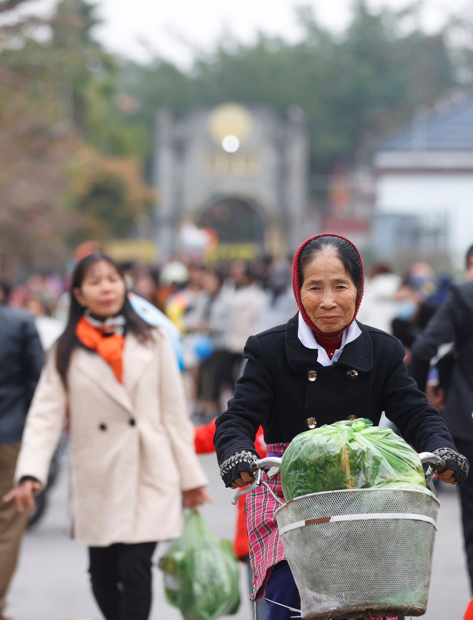 Ngay từ sáng sớm, người dân trong làng đã đi chợ để mua những món hàng may mắn cho Năm mới. (Ảnh: Minh Quyết/TTXVN)