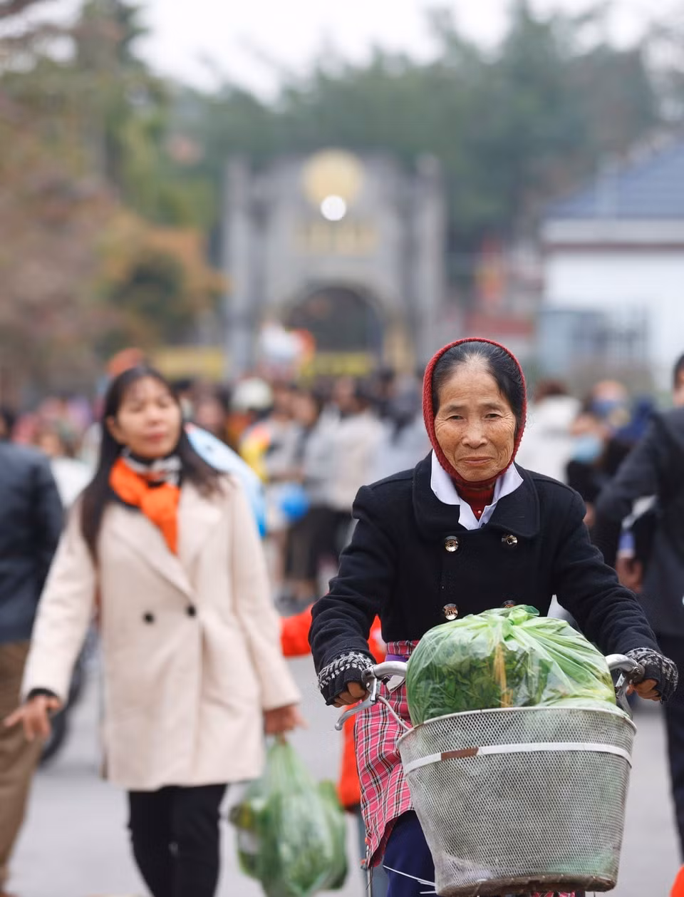 Ngay từ sáng sớm, người dân trong làng đã đi chợ để mua những món hàng may mắn cho Năm mới. (Ảnh: Minh Quyết/TTXVN)