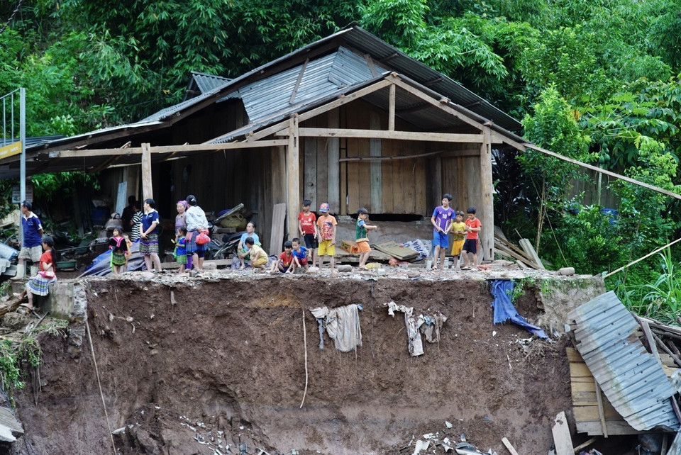 Một ngôi nhà đứng trước nguy cơ sạt lở sau lũ ở bản Nậm Nhừ 1, xã Nậm Nhừ.(Ảnh: Xuân Tư/TTXVN)