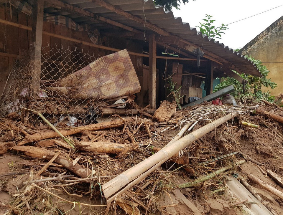 Cảnh tan hoang, ngổn ngang rác, thân cây và bùn đất do lũ cuốn về sau trận lũ quét lịch sử 20 năm mới xuất hiện trở lại. (Ảnh: Xuân Tiến/TTXVN) 