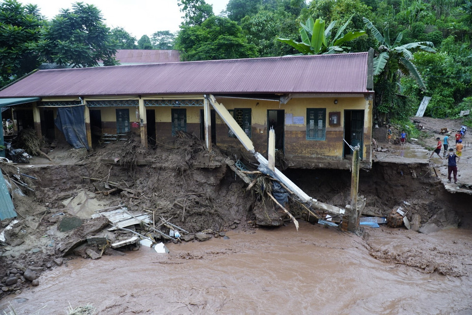 Sau khi bị ngập, dãy nhà công vụ của giáo viên Trường Tiểu học Nậm Nhừ đang có nguy cơ bị đổ sập. (Ảnh: Xuân Tư/TTXVN)