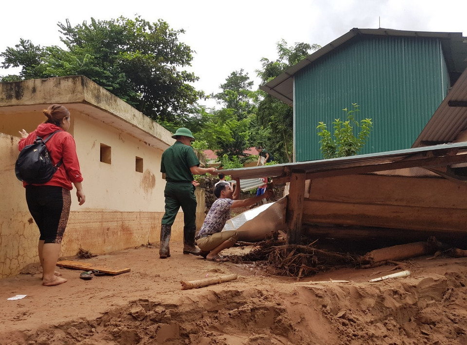 Bộ đội Biên phòng giúp dân khắc phục hậu quả thiên tai. (Ảnh: Xuân Tiến/TTXVN) 
