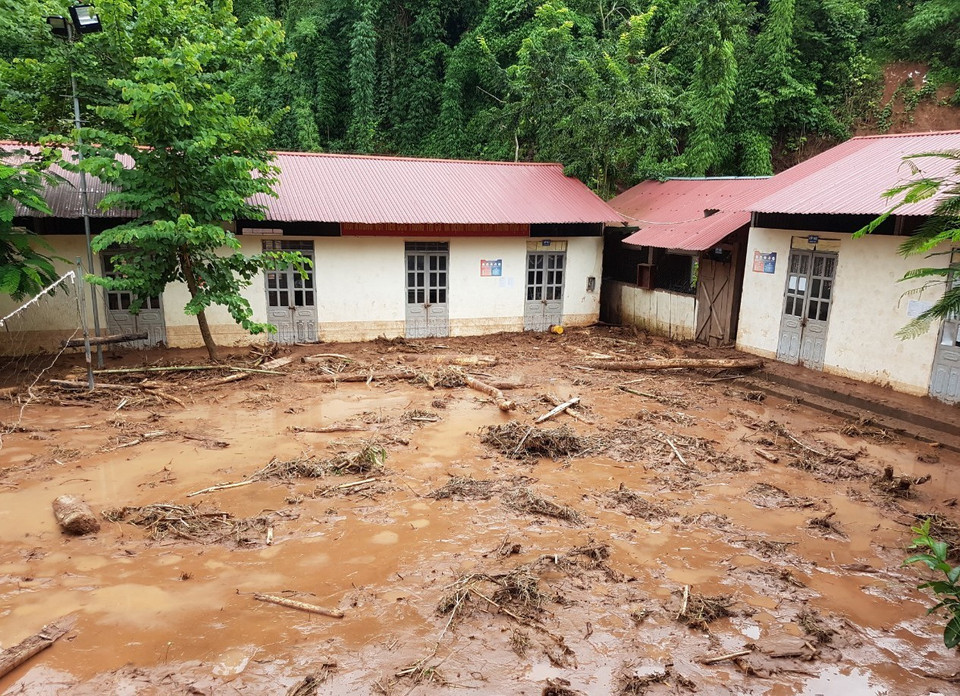 Lớp bùn dày 30-40 cm ngập trong khuôn viên Trường Tiểu học Nậm Nhừ. (Ảnh: Xuân Tiến/TTXVN) 