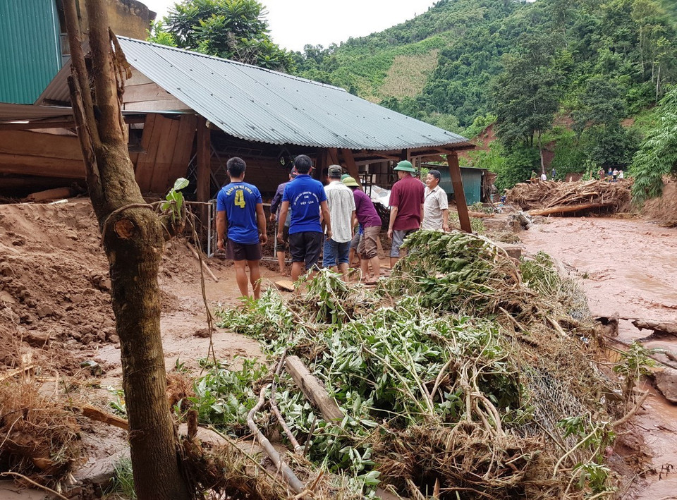 Người dân, chính quyền địa phương, bộ đội Đồn biên phòng Nậm Nhừ đang khẩn trương khắc phục hậu quả nhằm giúp người dân bị thiệt hại sớm ổn định cuộc sống. (Ảnh: Xuân Tiến/TTXVN) 