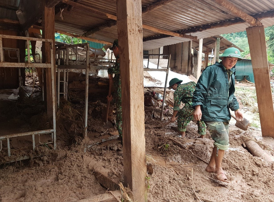 Bộ đội Biên phòng giúp dân khắc phục hậu quả thiên tai. (Ảnh: Xuân Tiến/TTXVN) 