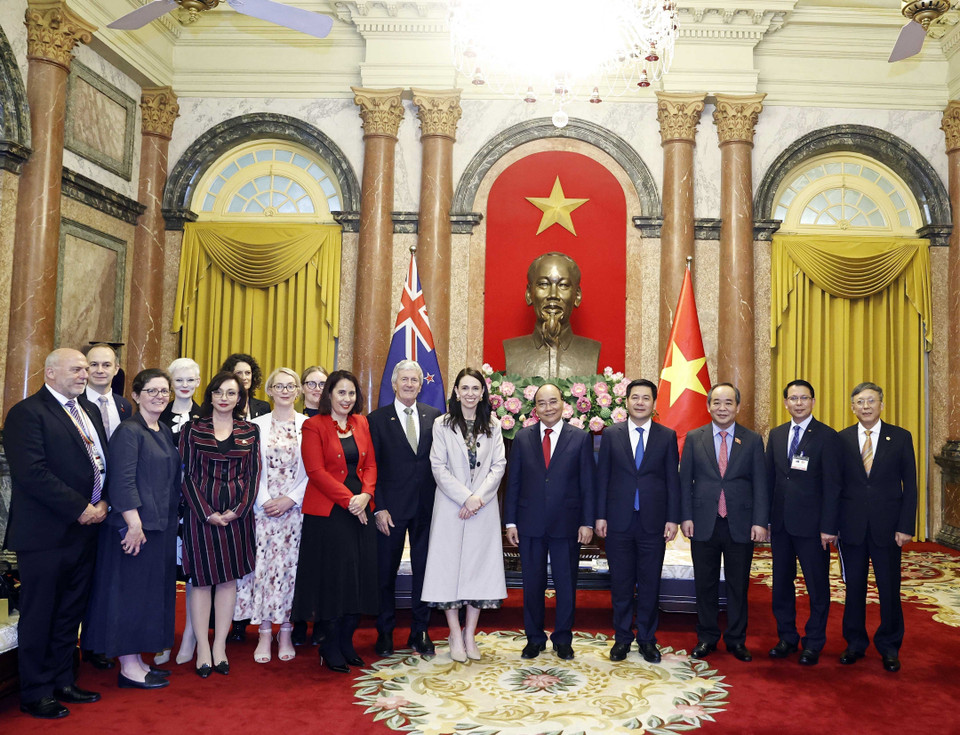 Chủ tịch nước Nguyễn Xuân Phúc với Thủ tướng New Zealand Jacinda Ardern và các đại biểu.(Ảnh: Thống Nhất/TTXVN)