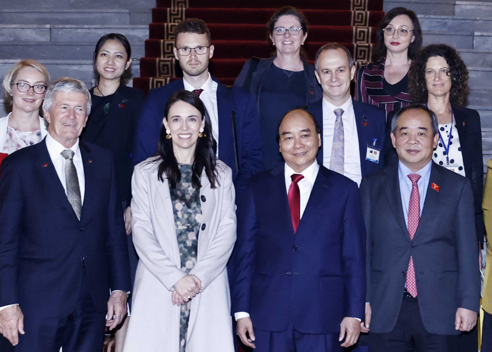 Chủ tịch nước Nguyễn Xuân Phúc với Thủ tướng New Zealand Jacinda Ardern và các đại biểu. (Ảnh: Thống Nhất/TTXVN)