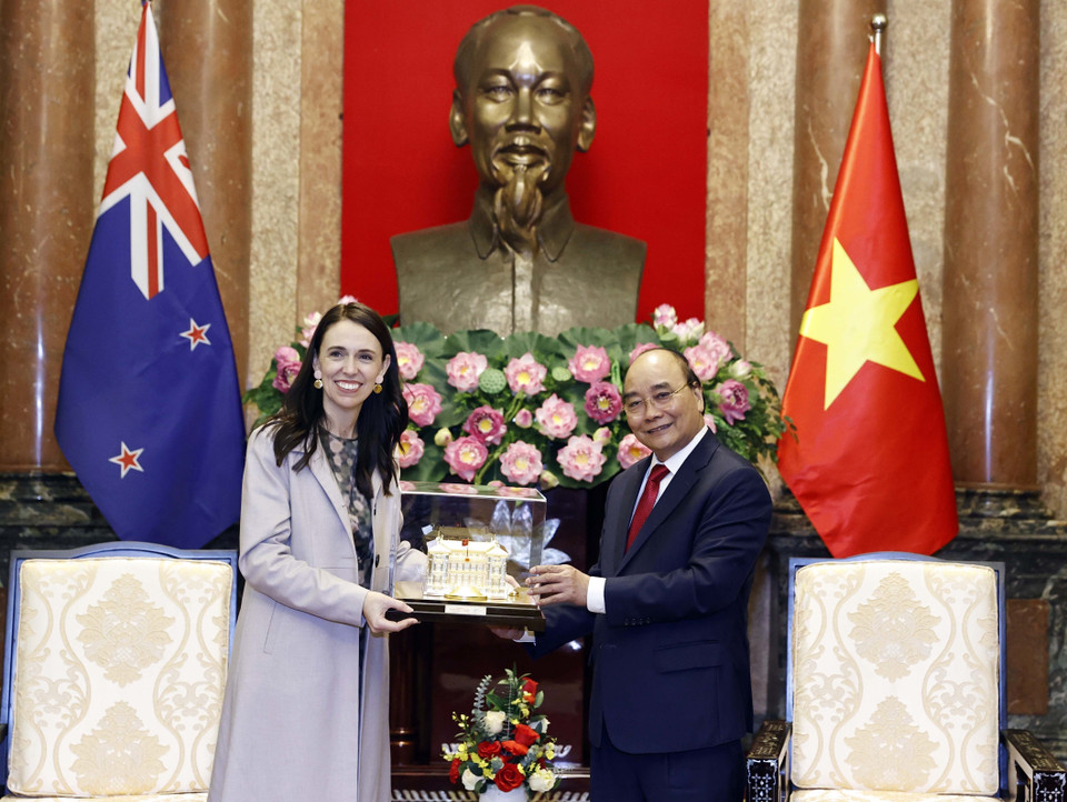 Chủ tịch nước Nguyễn Xuân Phúc tặng quà lưu niệm cho Thủ tướng New Zealand Jacinda Ardern. (Ảnh: Thống Nhất/TTXVN)