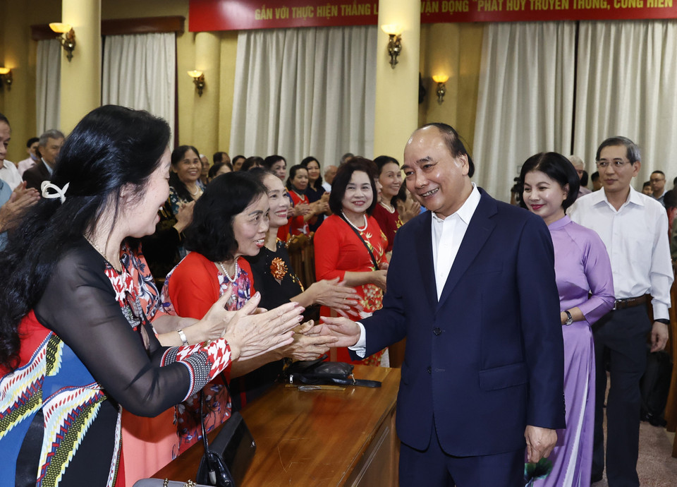 Chủ tịch nước Nguyễn Xuân Phúc với nhân dân liên địa bàn dân cư phường Điện Biên (quận Ba Đình, Hà Nội) trong Ngày hội Đại đoàn kết toàn dân tộc. (Ảnh: Thống Nhất/TTXVN)