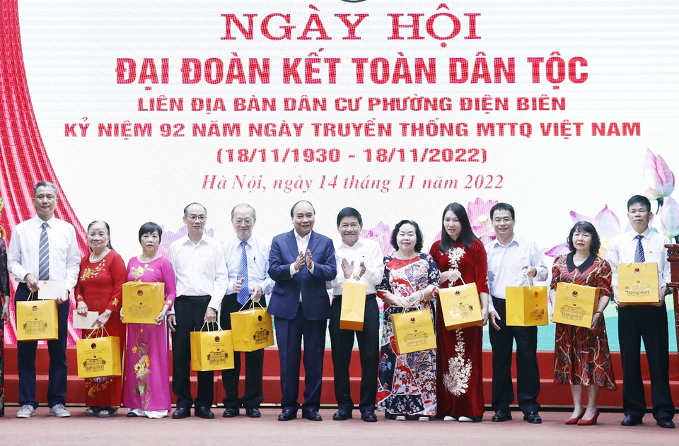 Chủ tịch nước Nguyễn Xuân Phúc tặng quà cho các gia đình văn hoá tiêu biểu. (Ảnh: Thống Nhất/TTXVN)