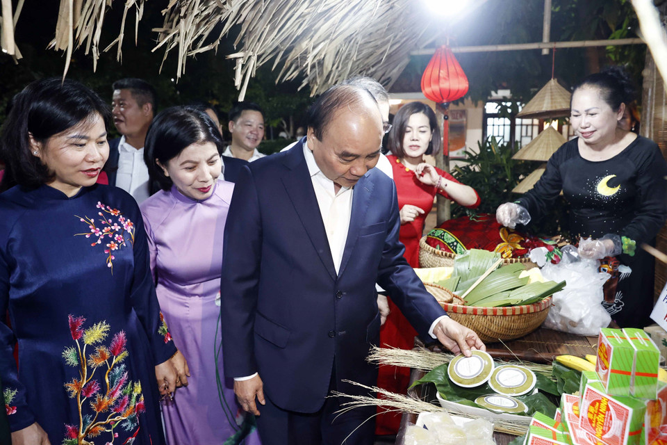 Chủ tịch nước Nguyễn Xuân Phúc thăm khu trưng bày sản phẩm của phường Điện Biên (quận Ba Đình, Hà Nội).(Ảnh: Thống Nhất/TTXVN)