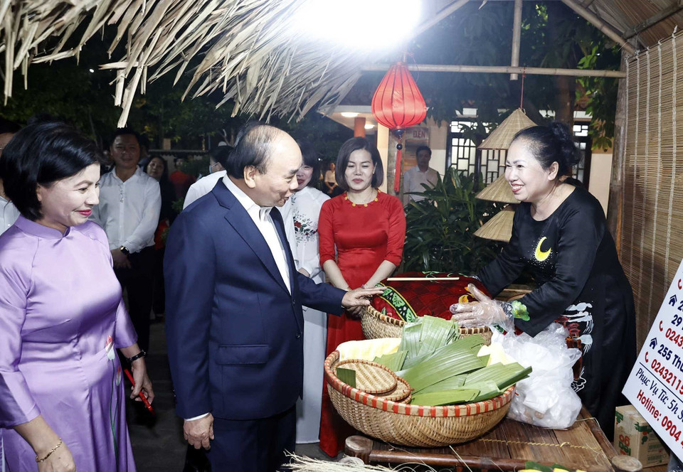 Chủ tịch nước Nguyễn Xuân Phúc thăm khu trưng bày sản phẩm của phường Điện Biên (quận Ba Đình, Hà Nội).(Ảnh: Thống Nhất/TTXVN)