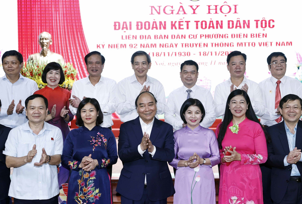 Chủ tịch nước Nguyễn Xuân Phúc và các đại biểu. (Ảnh: Thống Nhất/TTXVN)