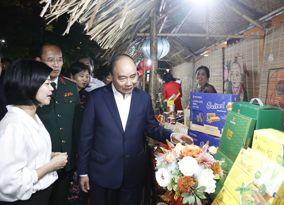Chủ tịch nước Nguyễn Xuân Phúc thăm khu trưng bày sản phẩm của phường Điện Biên (quận Ba Đình, Hà Nội).(Ảnh: Thống Nhất/TTXVN)