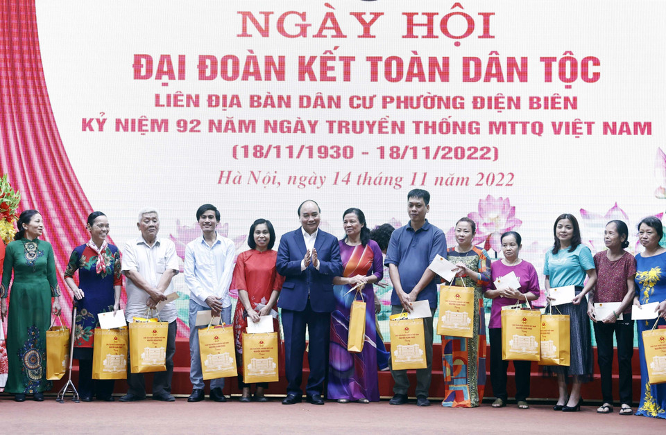 Chủ tịch nước Nguyễn Xuân Phúc tặng quà cho các gia đình có hoàn cảnh khó khăn. (Ảnh: Thống Nhất/TTXVN)