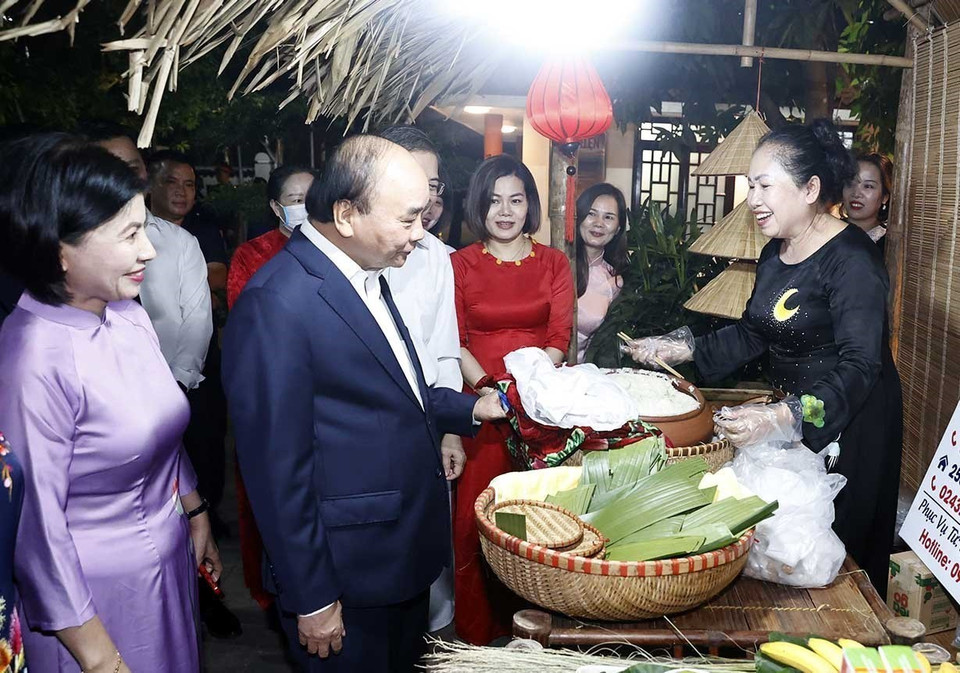 Chủ tịch nước Nguyễn Xuân Phúc thăm khu trưng bày sản phẩm của phường Điện Biên (quận Ba Đình, Hà Nội). (Ảnh: Thống Nhất/TTXVN)