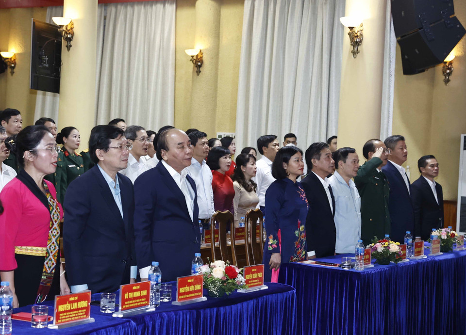 Chủ tịch nước Nguyễn Xuân Phúc và các đại biểu thực hiện nghi thức chào cờ. (Ảnh: Thống Nhất/TTXVN)