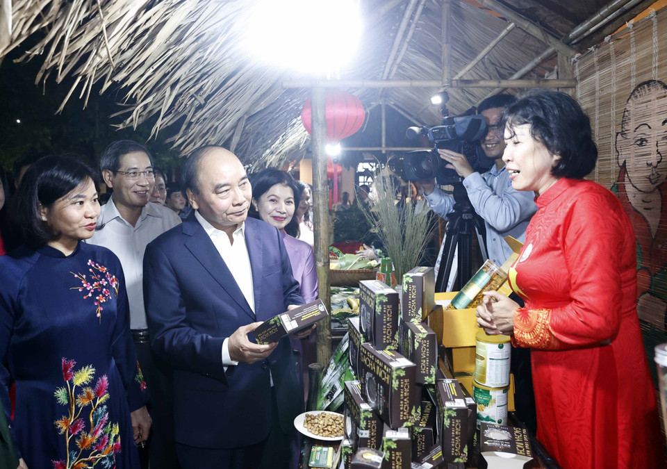 Chủ tịch nước Nguyễn Xuân Phúc thăm khu trưng bày sản phẩm của phường Điện Biên (quận Ba Đình, Hà Nội).(Ảnh: Thống Nhất/TTXVN)