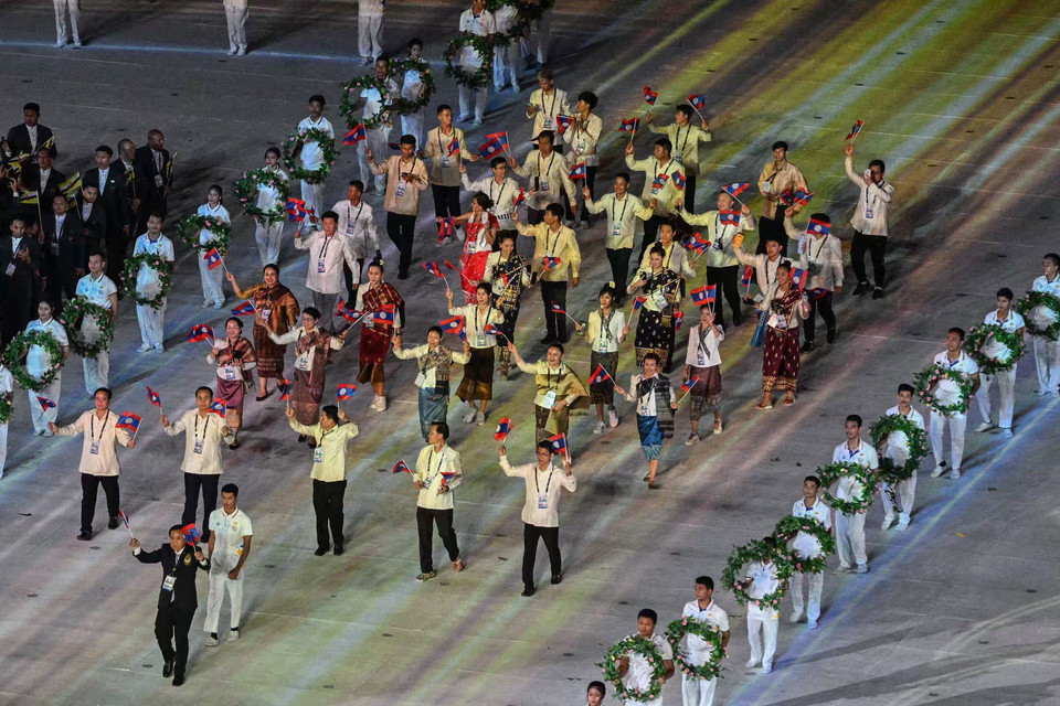 Đoàn Thể thao Lào diễu hành trên Sân vận động Morodok Techo trong Lễ Khai mạc SEA Games 32. (Ảnh: AFP/TTXVN)