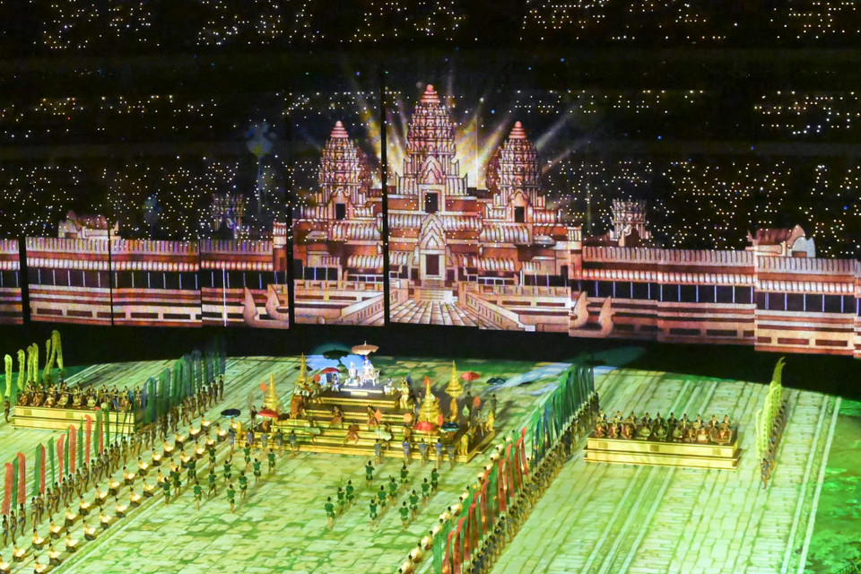 Hình ảnh 3D Angkor Wat trên Sân vận động Morodok Techo trong Lễ Khai mạc SEA Games 32. (Ảnh: AFP/TTXVN)