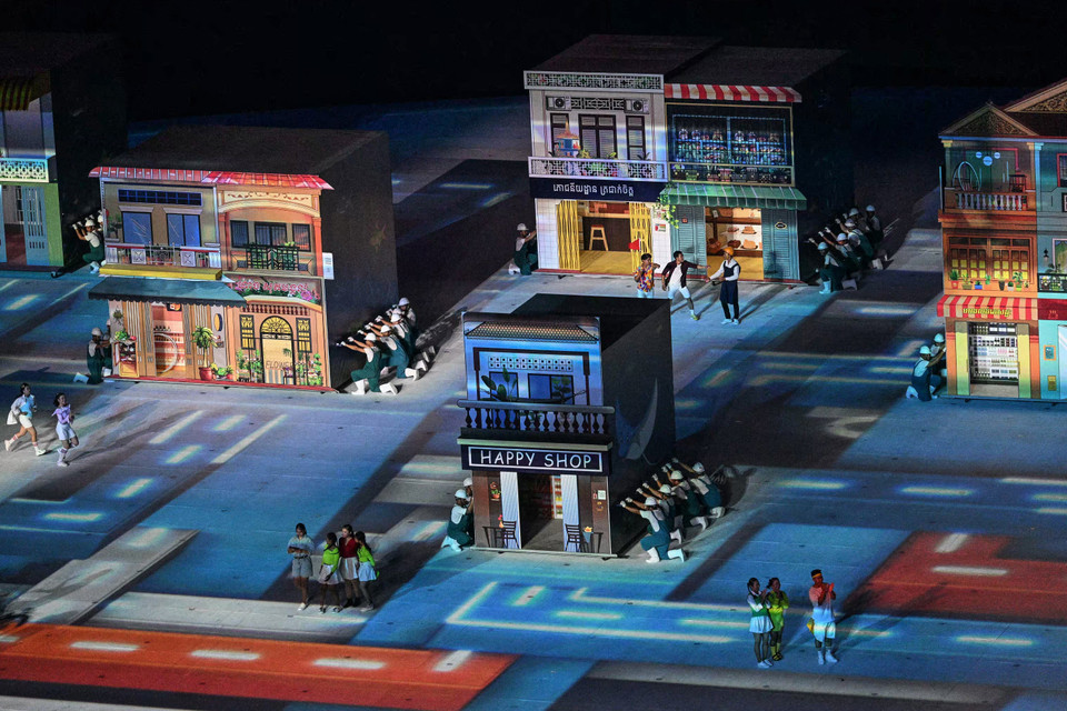 Tiết mục biểu diễn thuộc chương hai "Nụ cười của người Khmer" tại Lễ Khai mạc SEA Games 32. (Ảnh: AFP/TTXVN)