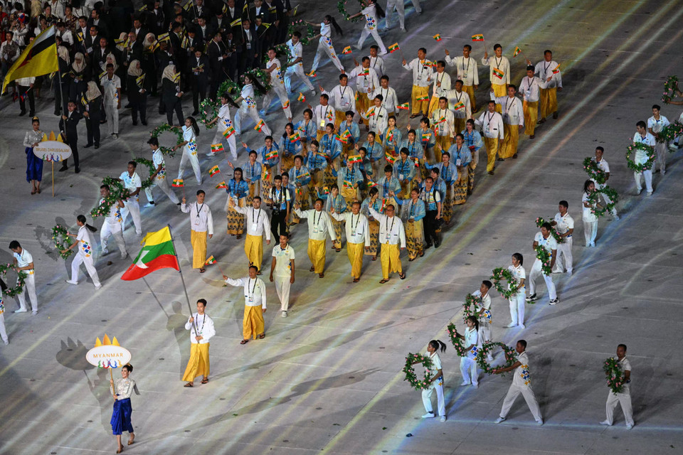Đoàn Thể thao Myanmar diễu hành trên Sân vận động Morodok Techo trong Lễ Khai mạc SEA Games 32. (Ảnh: AFP/TTXVN)