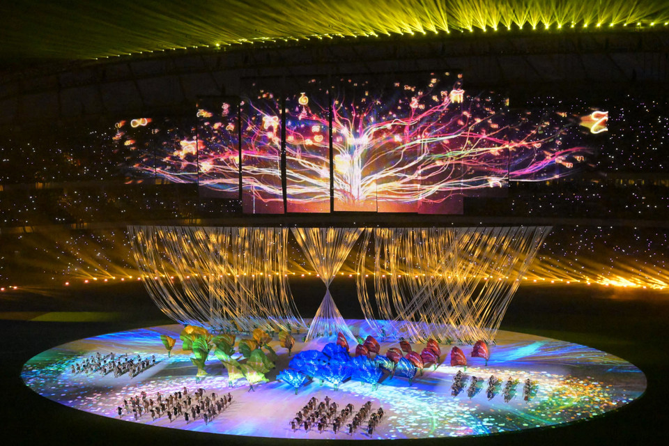 Các nghệ sĩ biểu diễn tại Lễ Khai mạc SEA Games 32. (Ảnh: AFP/TTXVN)
